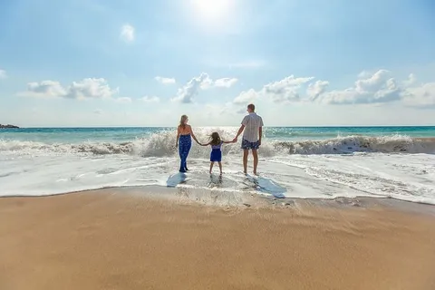 男人,女人,站着,孩子,海边,白天,女儿,蓝色 男人,女人,站着,孩子,海边,白天,女儿,蓝色