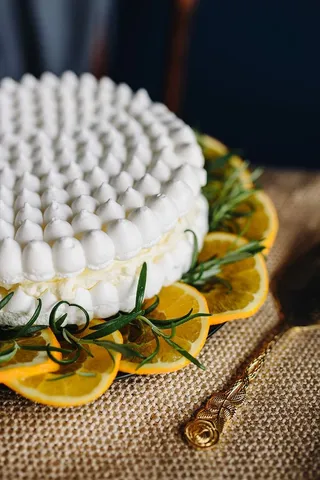 奶油和橙子酥皮蛋糕