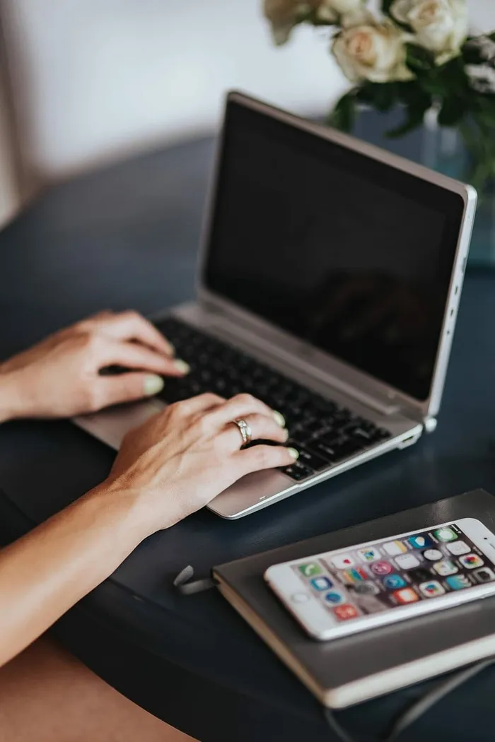 一位女士在圆形早餐桌旁使用笔记本电脑