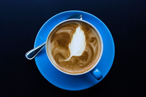 蓝碟上的一杯茶