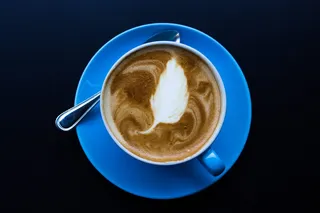 蓝碟上的一杯茶