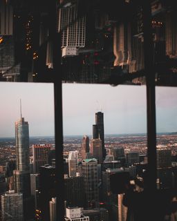 透过玻璃窗的高层和中层建筑