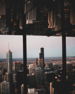 透过玻璃窗的高层和中层建筑