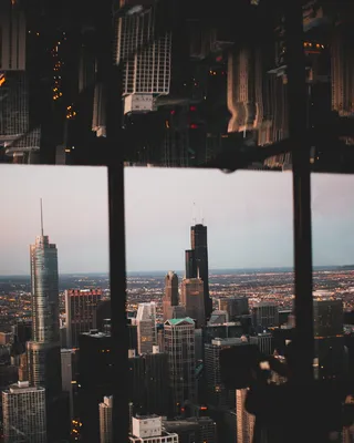 透过玻璃窗的高层和中层建筑