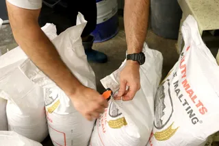 密封白色袋子的人员