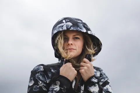 穿着连帽衫的女人的特写照片 穿着连帽衫的女人的特写照片