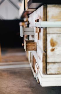 带架子的木制装置