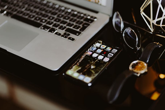 优雅的家庭办公室，金色配饰