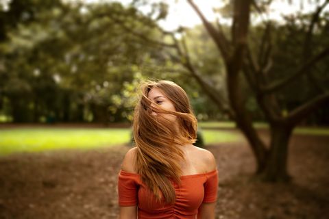 穿着橙色露肩衬衫的女人