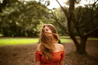 穿着橙色露肩衬衫的女人