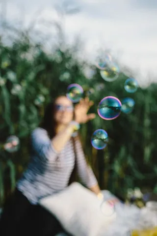 在大自然中享受肥皂泡的乐趣