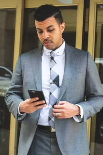 未知名人在户外手持智能手机