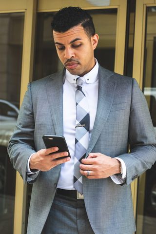 未知名人在户外手持智能手机