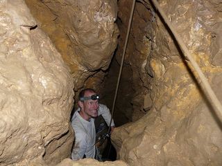 洞穴，洞穴之旅，尼安德特人，尼安德特人，穴居人，冒险，斜视，做鬼脸