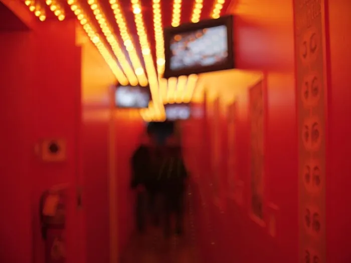 照明、室内设计、室内、显示器、显示器、屏幕、电子设备、走廊