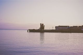 皮埃尔剪影、白色、黑色、混凝土、建筑、身体、水、码头