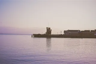 皮埃尔剪影、白色、黑色、混凝土、建筑、身体、水、码头