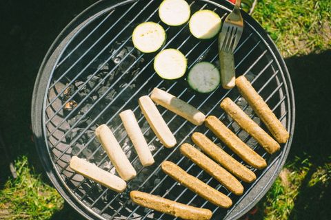 烤制纯素香肠和西葫芦