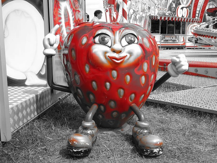 厚颜无耻的流氓、水果、草莓、刺绣、表现、红色、特写、艺术和工艺