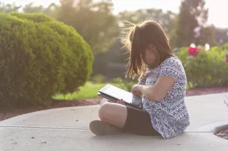 女孩在户外使用Ipad