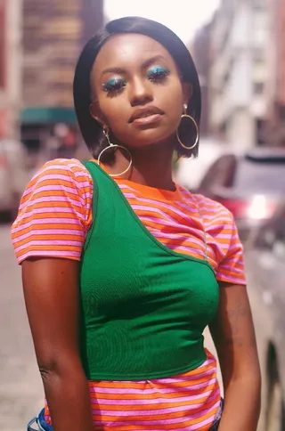 穿着橙色和绿色衬衫的女人