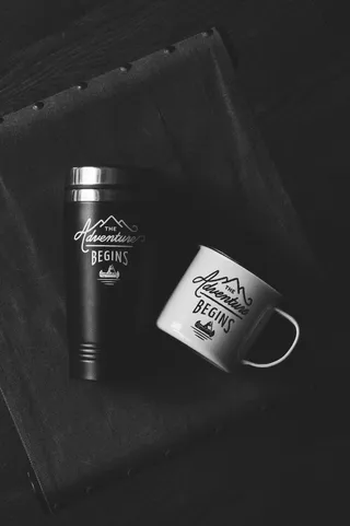 放在一边的咖啡杯。