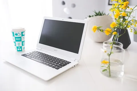 白色书桌上的Acer Chromebook 白色书桌上的Acer Chromebook