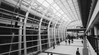 灰度室内建筑，建筑，建筑，人，人，窗，天窗，城镇