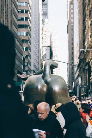 雕像附近的黑衣人