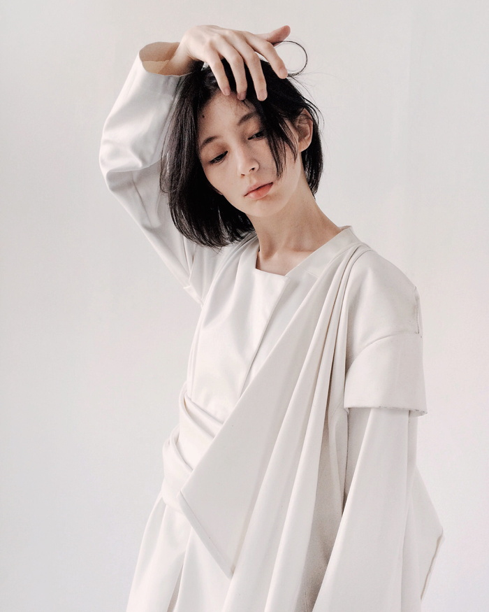 穿白色长袖连衣裙的女人