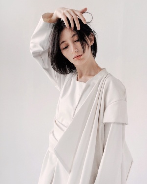 穿白色长袖连衣裙的女人