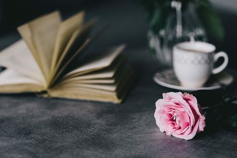 可爱的玫瑰、书和咖啡