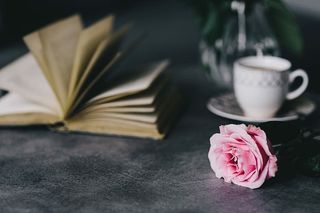 可爱的玫瑰、书和咖啡