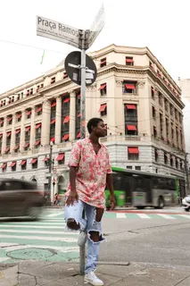 站在街角的女人 站在街角的女人
