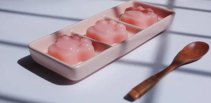 三种粉色果冻食品