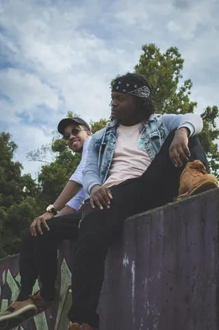 两名男子坐在水泥路面上