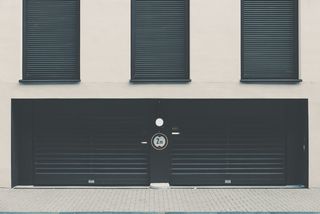 封闭、黑色、卷帘门、建筑、建筑、基础设施、墙壁、建筑结构