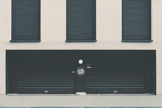 封闭、黑色、卷帘门、建筑、建筑、基础设施、墙壁、建筑结构