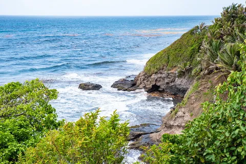 洞穴、冲浪、圣文森特和格林纳丁斯、蓝海、迎风、大海、水、自然之美 洞穴、冲浪、圣文森特和格林纳丁斯、蓝海、迎风、大海、水、自然之美