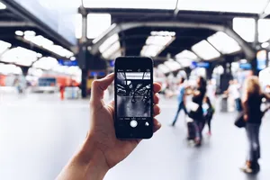 为棚里的人拍照的人