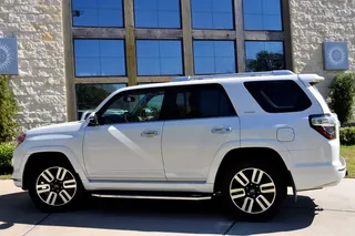 白色，丰田4runner suv，4runner，停放，旁边，混凝土，建筑，白天