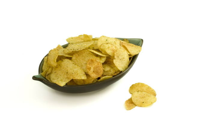 一碗薯片，薯片，碗，盐，土豆，油，脂肪，盐，土豆