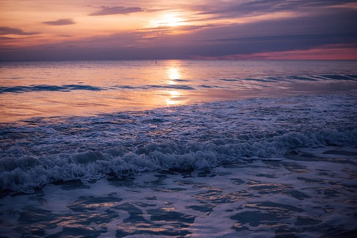 日落时的海浪