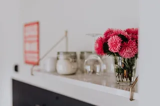 大理石架子上有美丽的粉红色鲜花