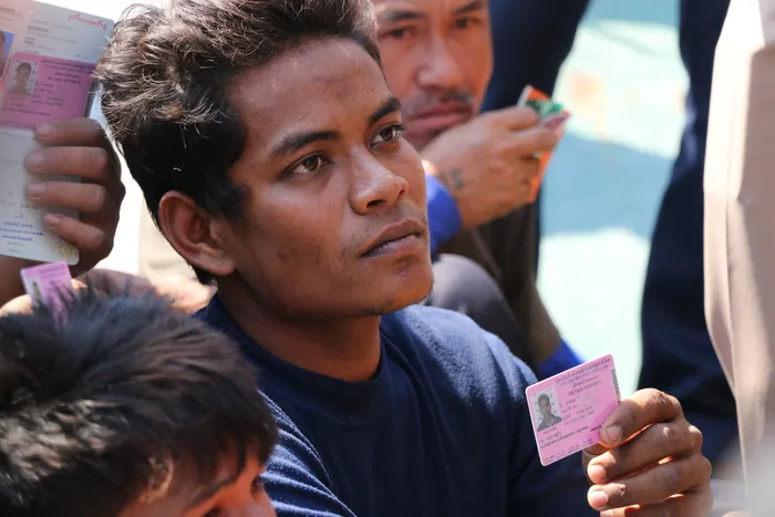 疏散，检查卡，检查卡，检查身份证，警察，人，边境，男人