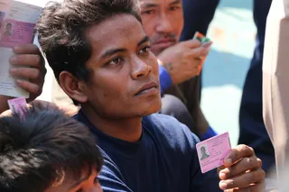 疏散，检查卡，检查卡，检查身份证，警察，人，边境，男人