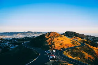 蓝天下的水泥路