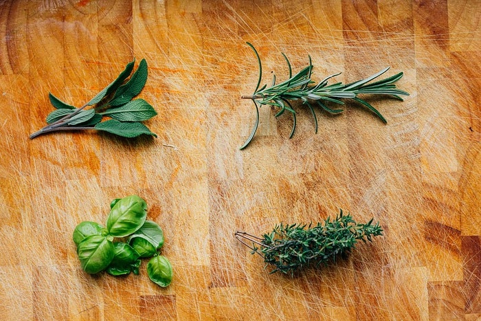 新鲜的绿色药草