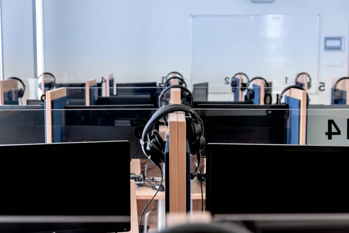 办公隔间、计算机、班级、教室、演讲厅、学校、大学、大学