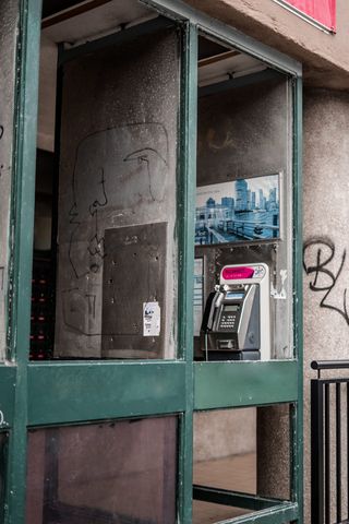 带电话的绿色和灰色木柜